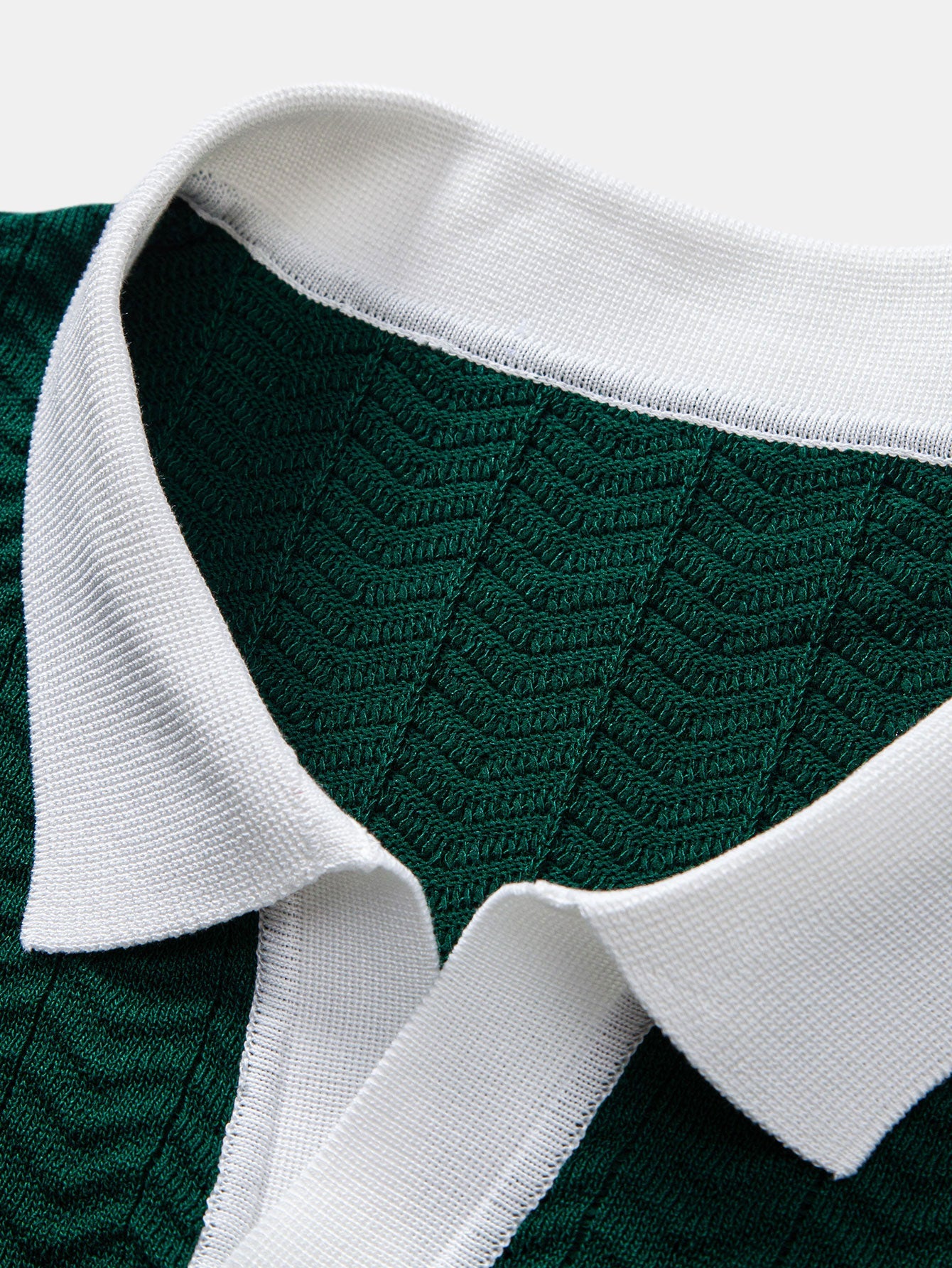 Modern V-ringad stickad pikétröja med strukturkontrast