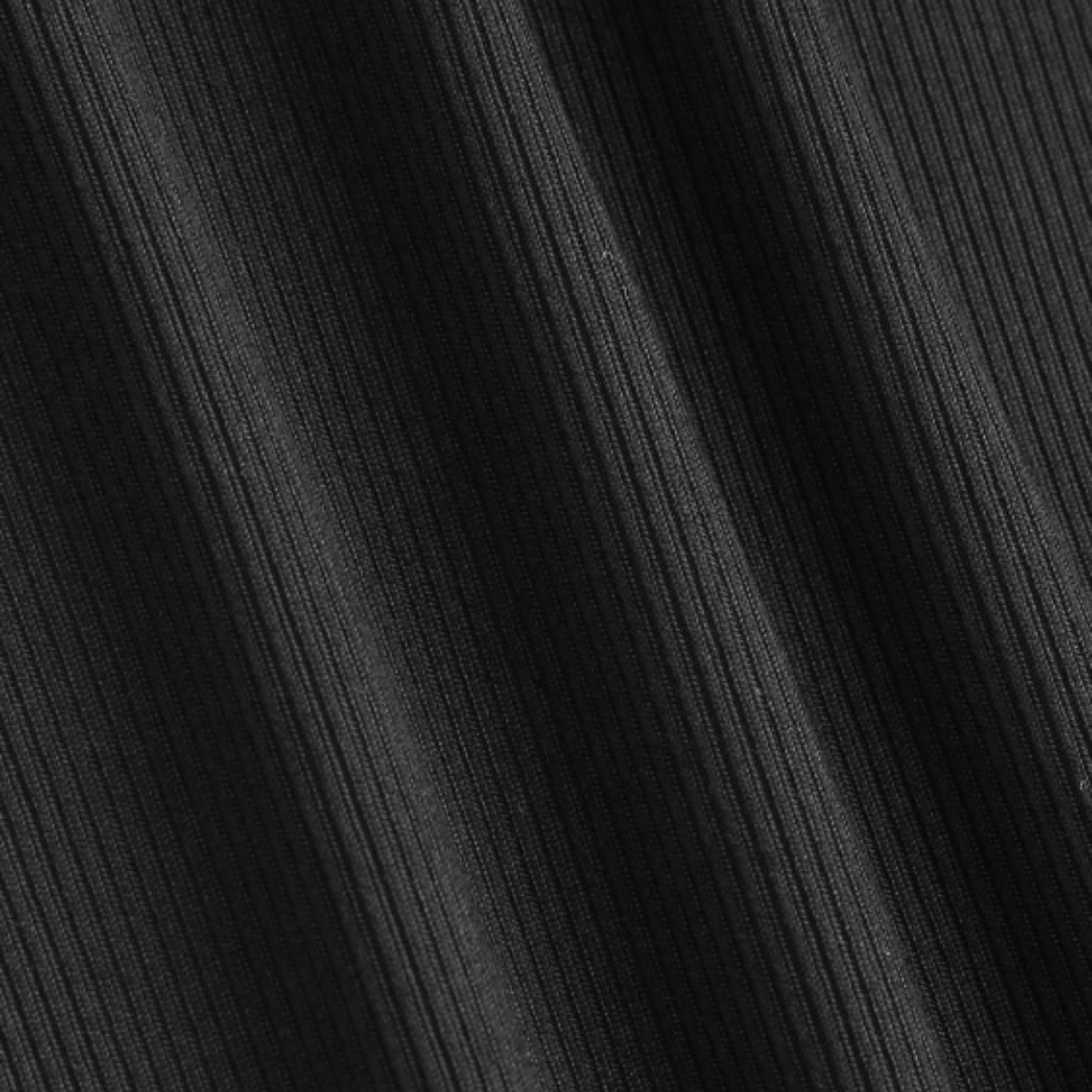 Ruffad miniklänning med fyrkantig hals