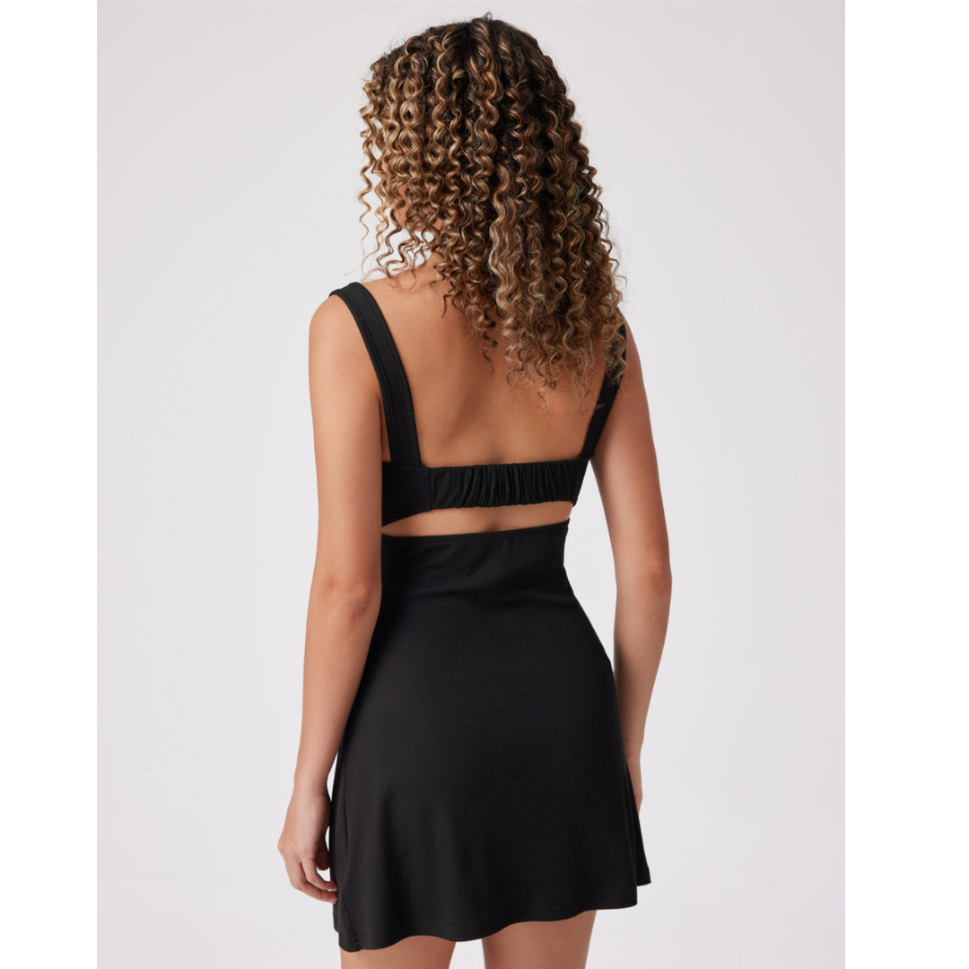 Ruffad miniklänning med fyrkantig hals